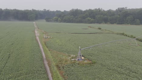 Toma-Aérea-Del-Sistema-De-Riego-En-Una-Granja