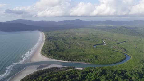 Playa,-Río-Y-Selva-Tropical-En-El-Parque-Nacional-Daintree-En-El-Extremo-Norte-De-Queensland,-Australia---Toma-Aérea