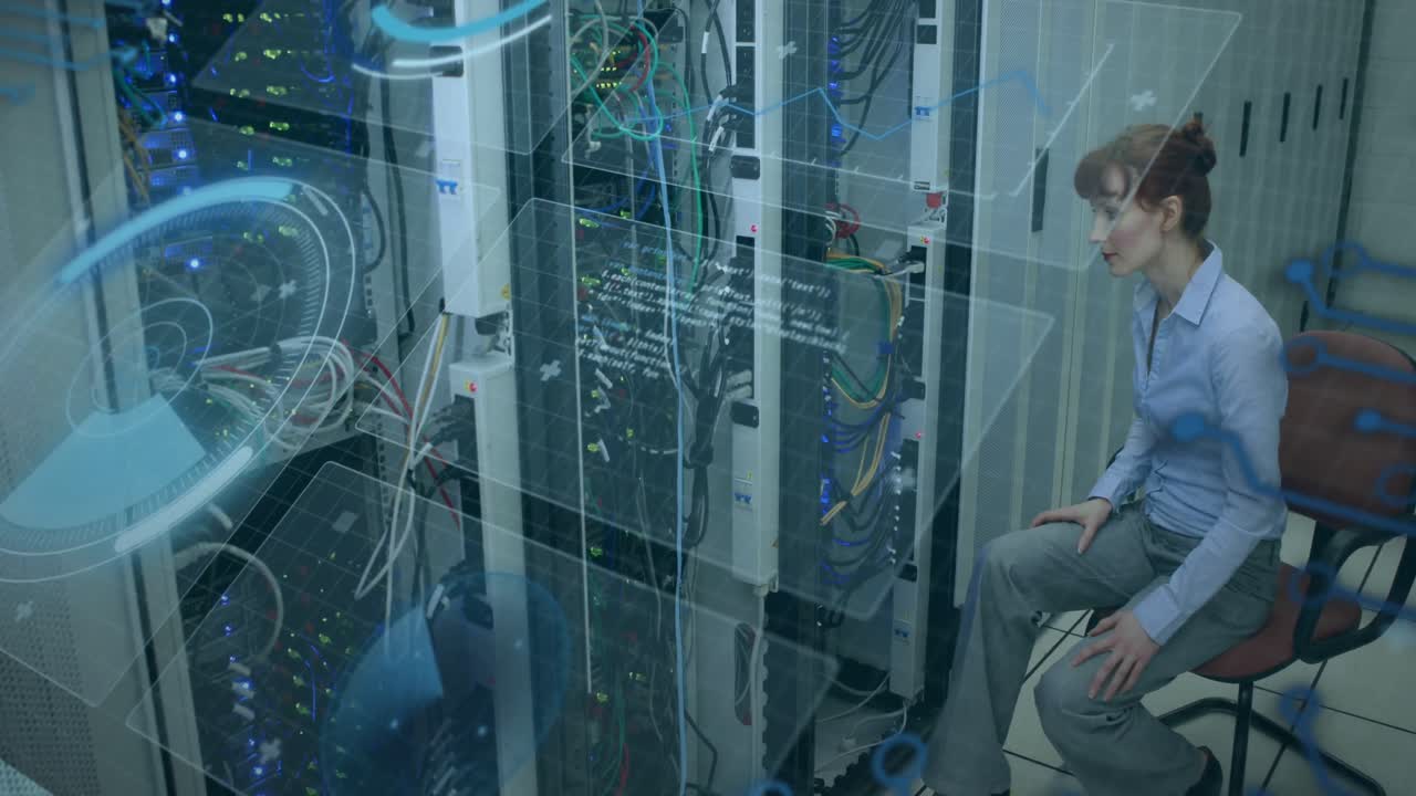 animación de la interfaz digital sobre una trabajadora de la sala de servidores caucásica