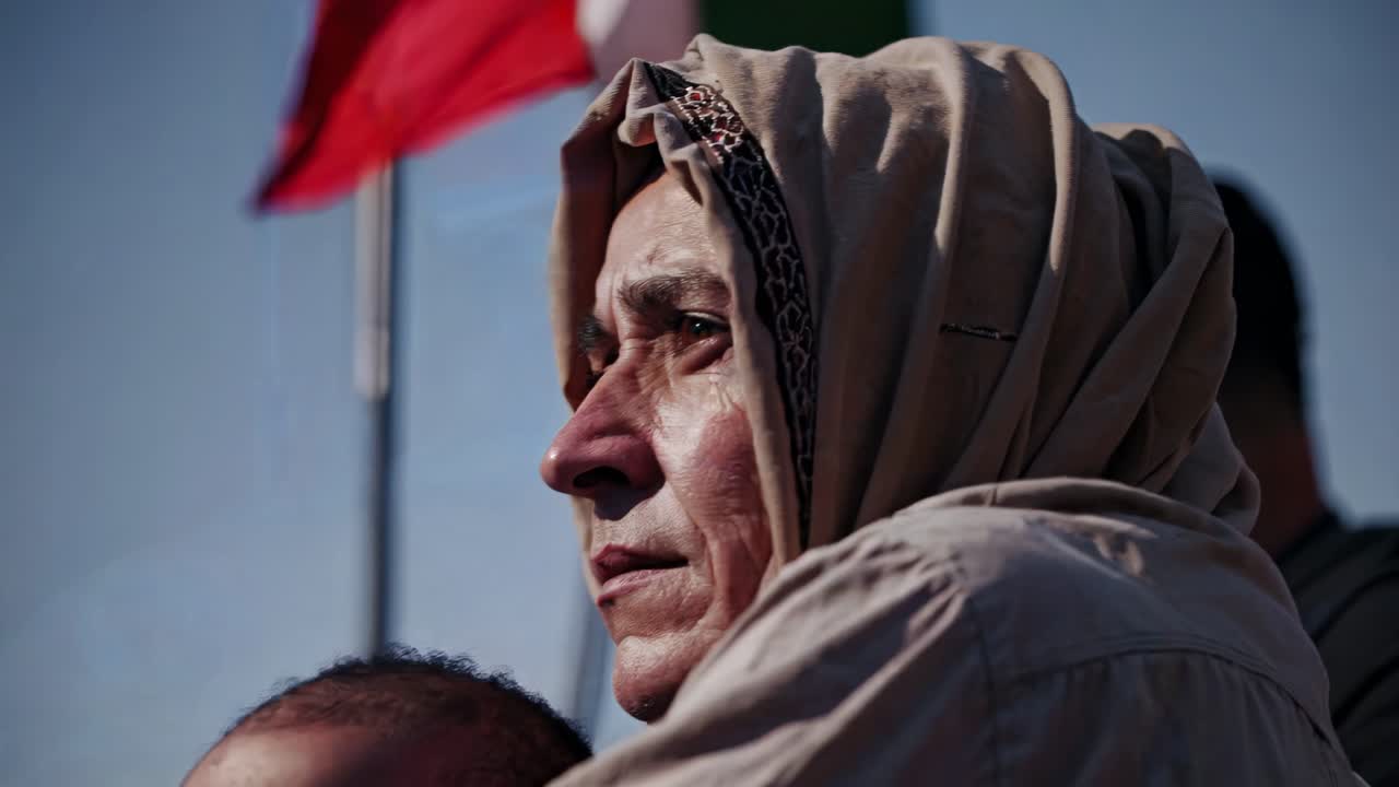 una madre y un niño que buscan refugio