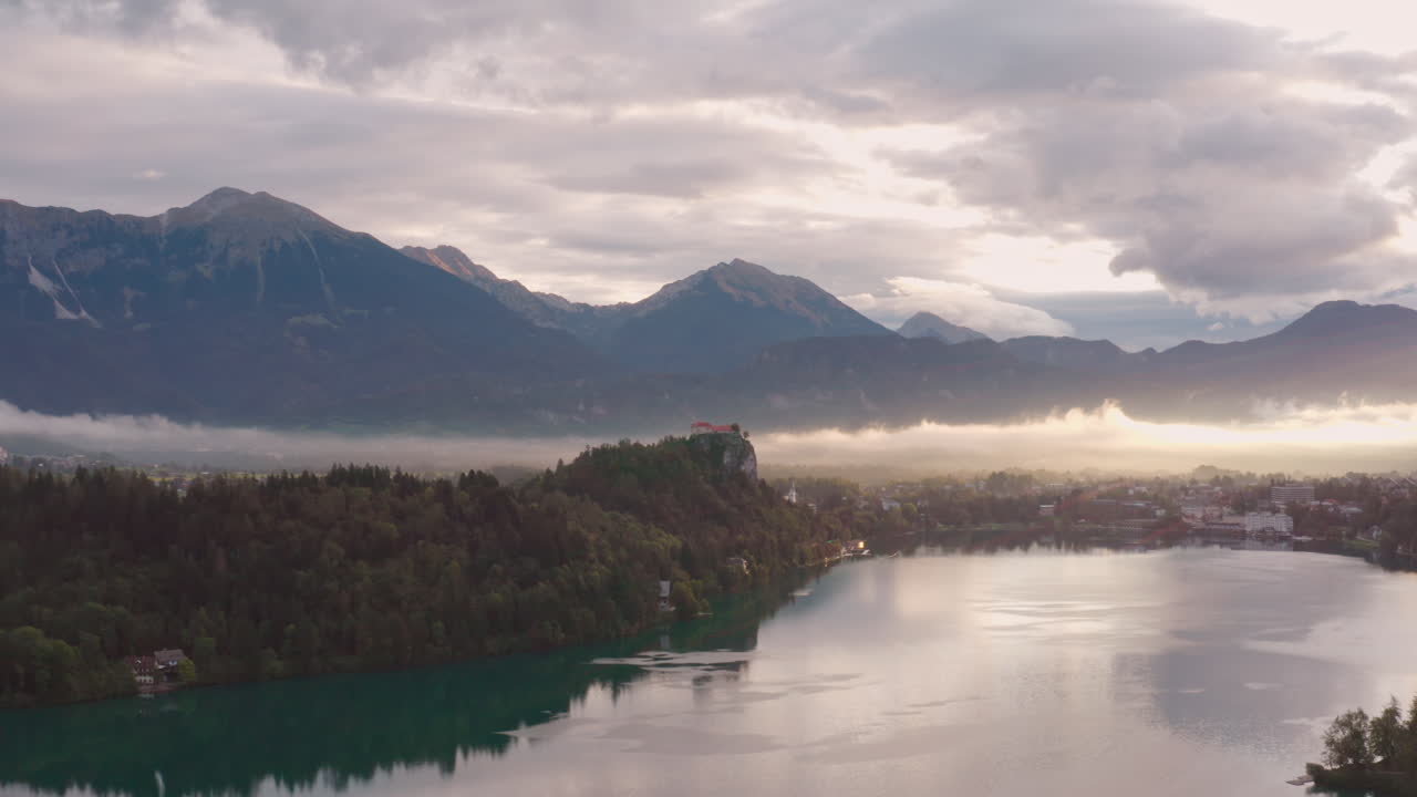 Montagne alpine che circondano l'isola di Bled all'alba in Slovenia
