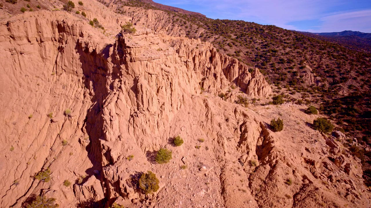 Riprese drone che catturano formazioni rocciose rosse frastagliate nel Nuovo Messico.