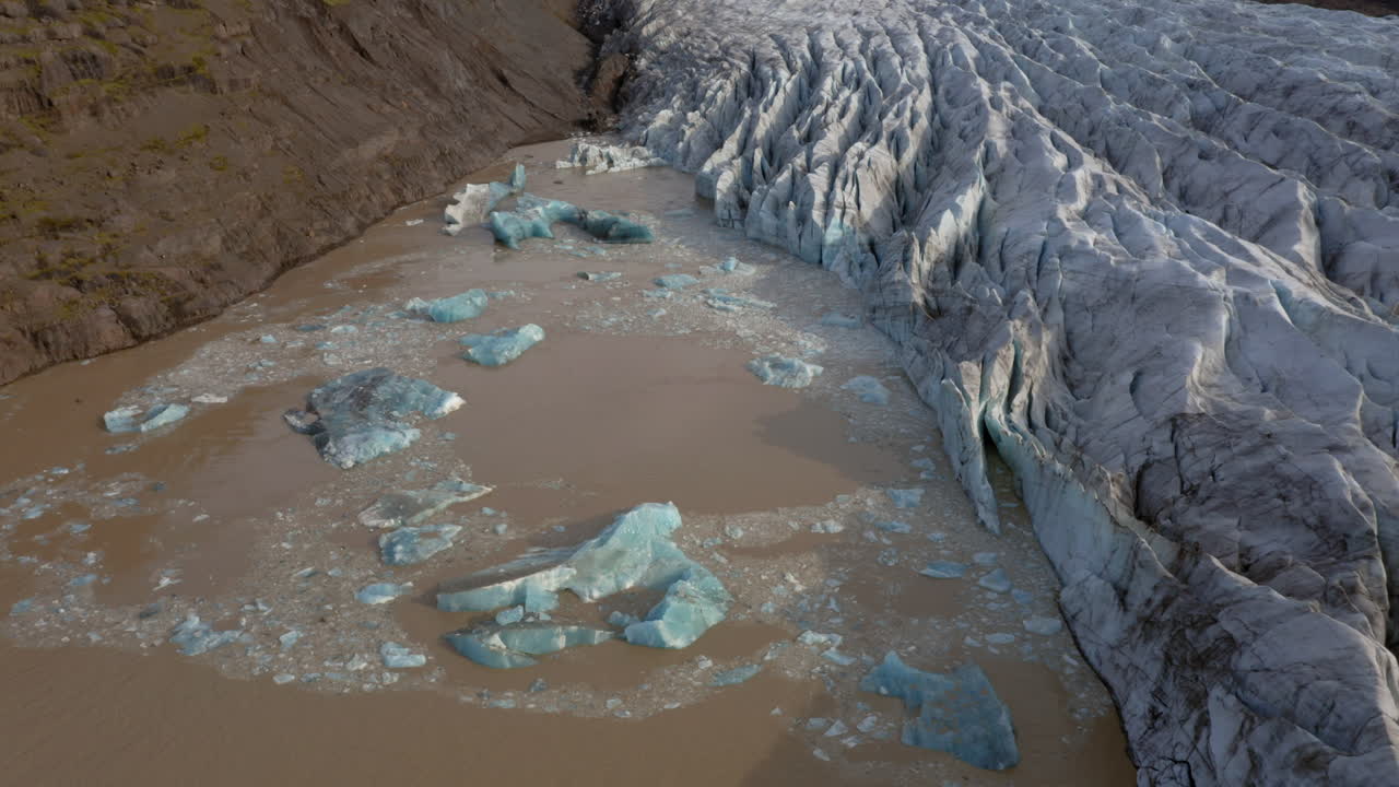 Ripresa con drone di iceberg che collassano a causa del distacco di ghiaccio dal ghiacciaio Svinafellsjokull in Islanda