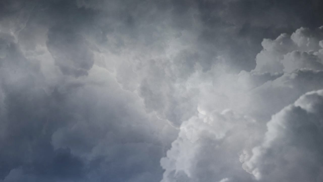vista de 4k de tormenta volando a través de nubes cumulonimbus oscuras