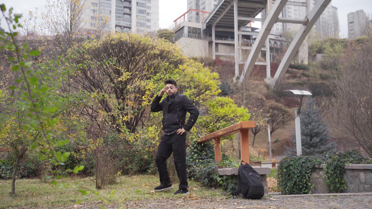 시내에서 유일한 젊은 남자는 사려 깊고 화가 납니다.