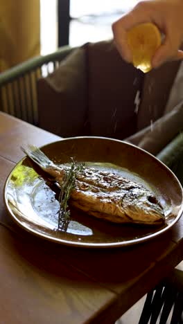 grilled fish with lemon