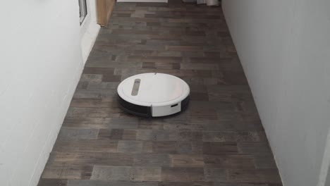 robot aspirador automático, máquina de piso limpio. robot aspirador limpieza automática en el hogar. aspirador robot realiza la limpieza automatizada del apartamento en un momento determinado. hogar inteligente