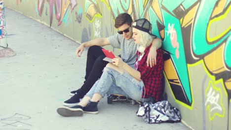 una pareja de jóvenes hipsters navegando por internet.