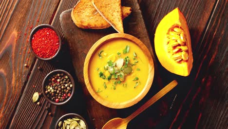 sopa de calabaza con pan en una tabla de cortar