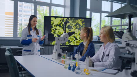 clase de ciencias en un laboratorio