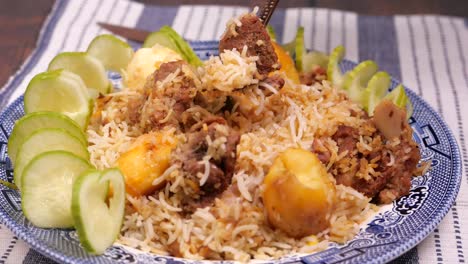 delicioso biryani de cordero con patatas y huevos