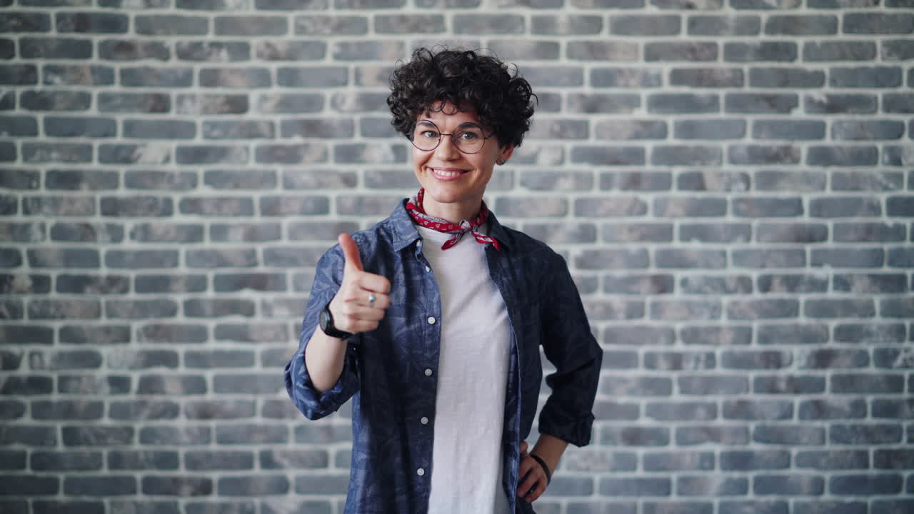 mujer dando pulgares hacia arriba