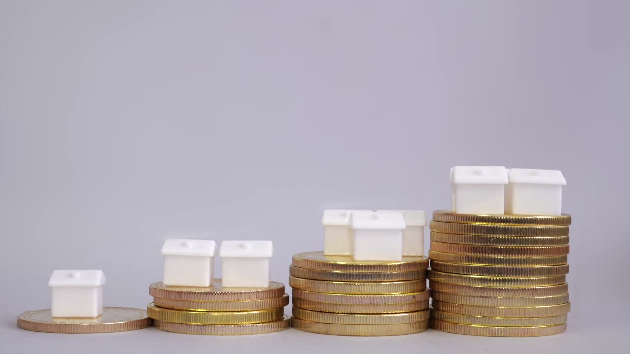 casa en miniatura en monedas