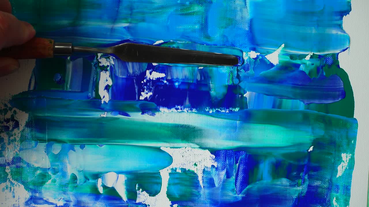 O artista desenha um fundo abstrato em acrílico