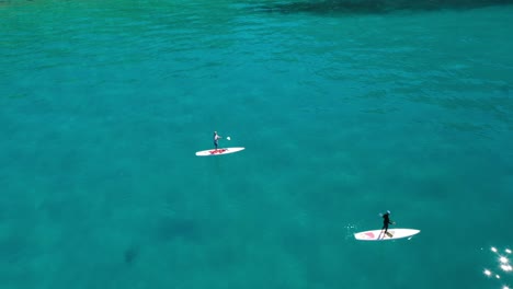 turistas remando en aguas azules del lago tahoe en verano - disparo aéreo de drones