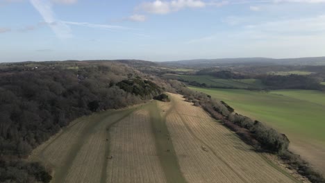 la gente sale a caminar en la verde campiña inglesa el día de otoño