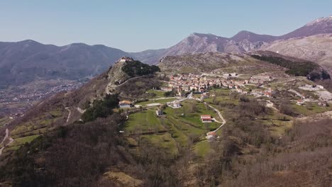 vista aérea del paisaje de pietraroja, un pueblo en la cima de una colina, en los apeninos, italia