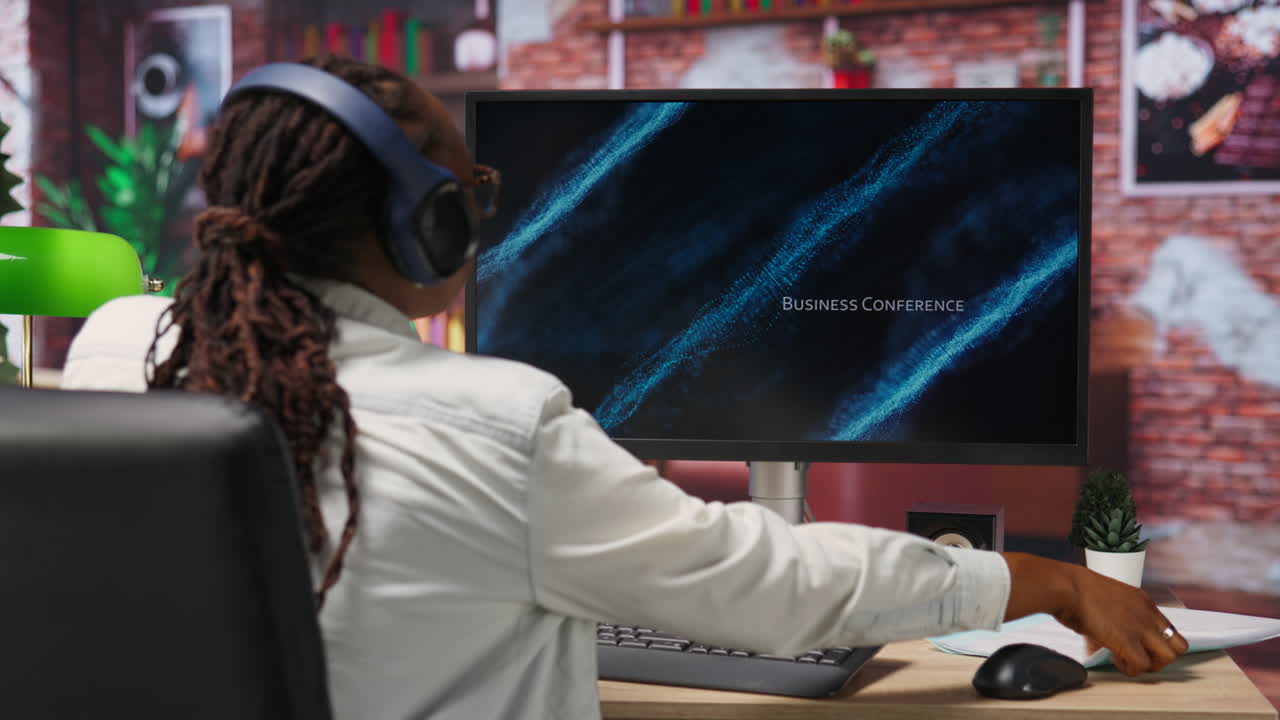 mujer escuchando y viendo una conferencia de negocios en la pantalla de la computadora