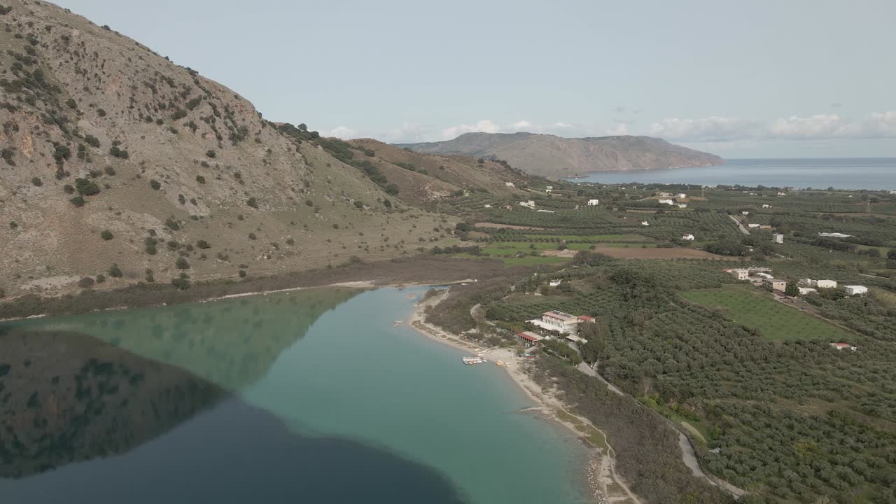 크레타에서 멋진 호수의 드론 샷