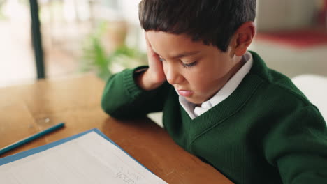 aburrido, educación y niño haciendo la tarea