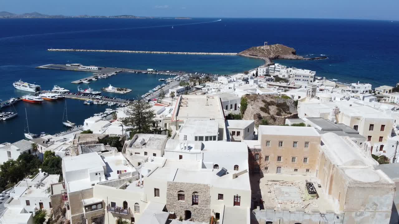 naxos, grecia, vista aérea de las tradicionales casas blancas de la aldea en un hermoso día