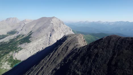 vuelo aéreo de la cresta de las montañas rocosas lago carnarvon, kananaskis, alberta, canadá