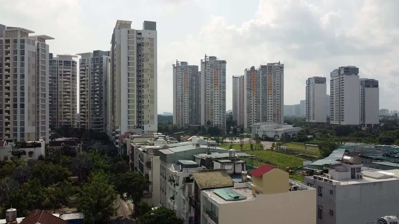 호치민 시, 2 구의 도시 하늘 선을 드러내기 위해 드론이 올라갑니다.