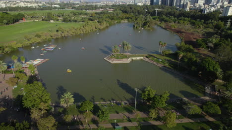 Flug-über-Den-See-Des-Ganei-Yehoshua-Parks,-Sie-Können-Tretboote-Mieten-Und-Am-Ufer-Des-Sees-Ein-Picknick-Machen