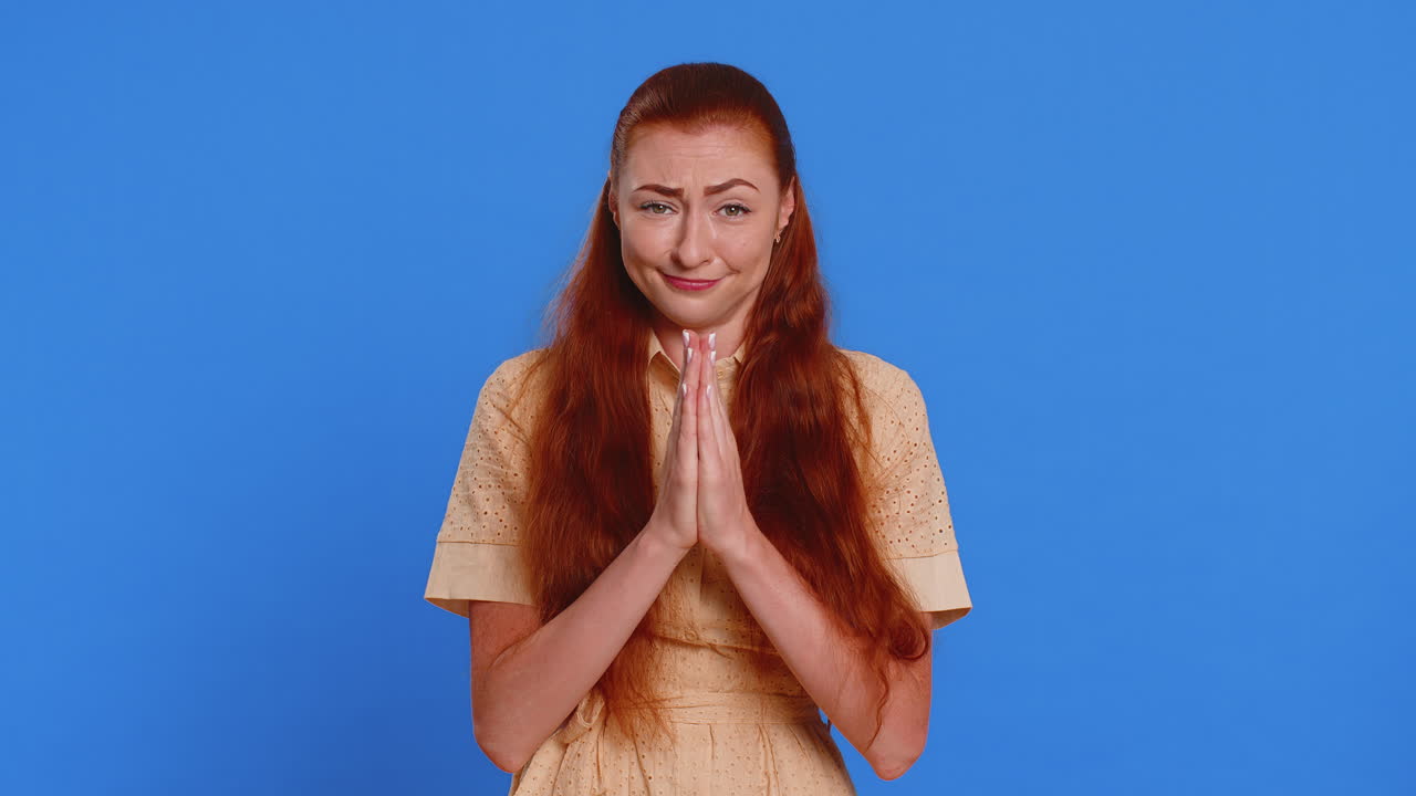 여자 손가락을  ⁇ 는 현금 제스처  ⁇ 을  ⁇ 고, 대출을 받아 쇼핑을 하고, 구걸하는 것을 요구합니다.