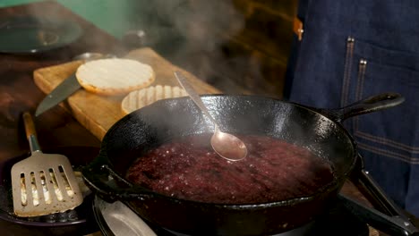 cocinando hamburguesas con salsa roja