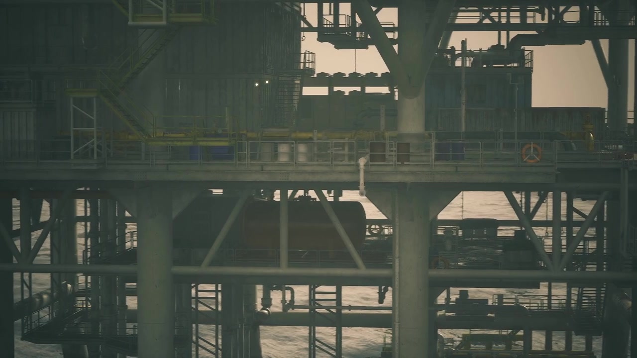 Industriesilhouette, beleuchtet von Gegenlichtstrahlen und dramatischem Glühen.