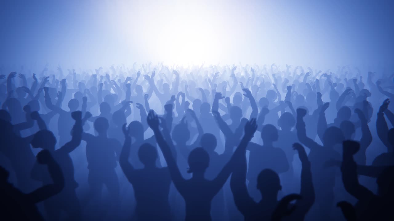 Tanzende Silhouetten einer energiegeladenen Menschenmenge bei einem blau beleuchteten Konzert.