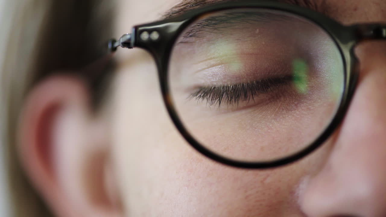 visión, optometría y macro de los ojos con gafas