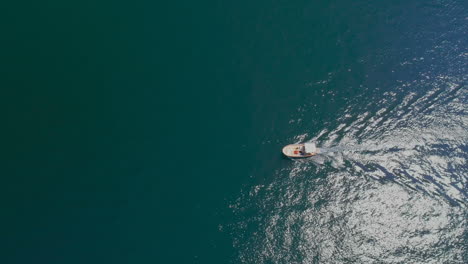 vista aérea de un barco navegando en el lago 4k
