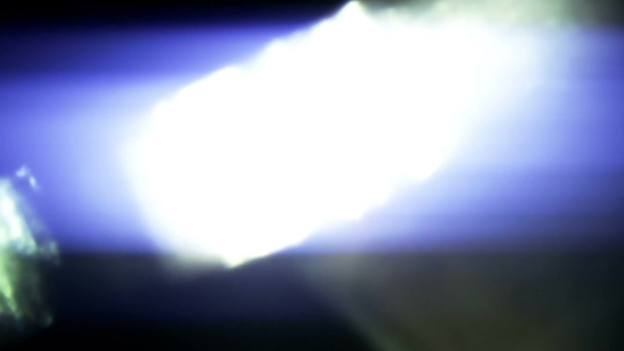 Light leak e lens flare blu astratti su sfondo nero