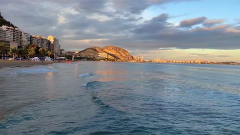Alicante-Goldene-Stunde-Mit-Ruhigen-Wellen
