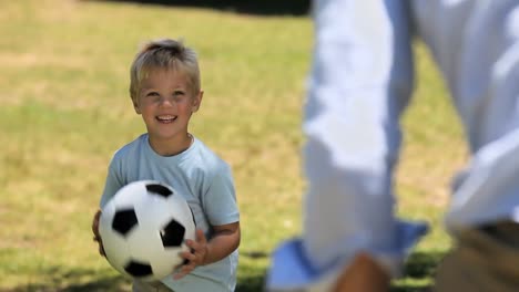 Sohn-Und-Vater-Spielen-Mit-Einem-Fußball