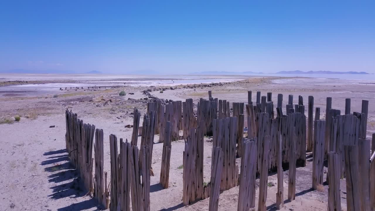 ruinas a lo largo de la playa en el gran lago salado de utah