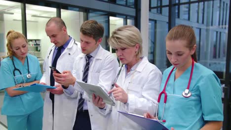 Doctors-working-in-corridor