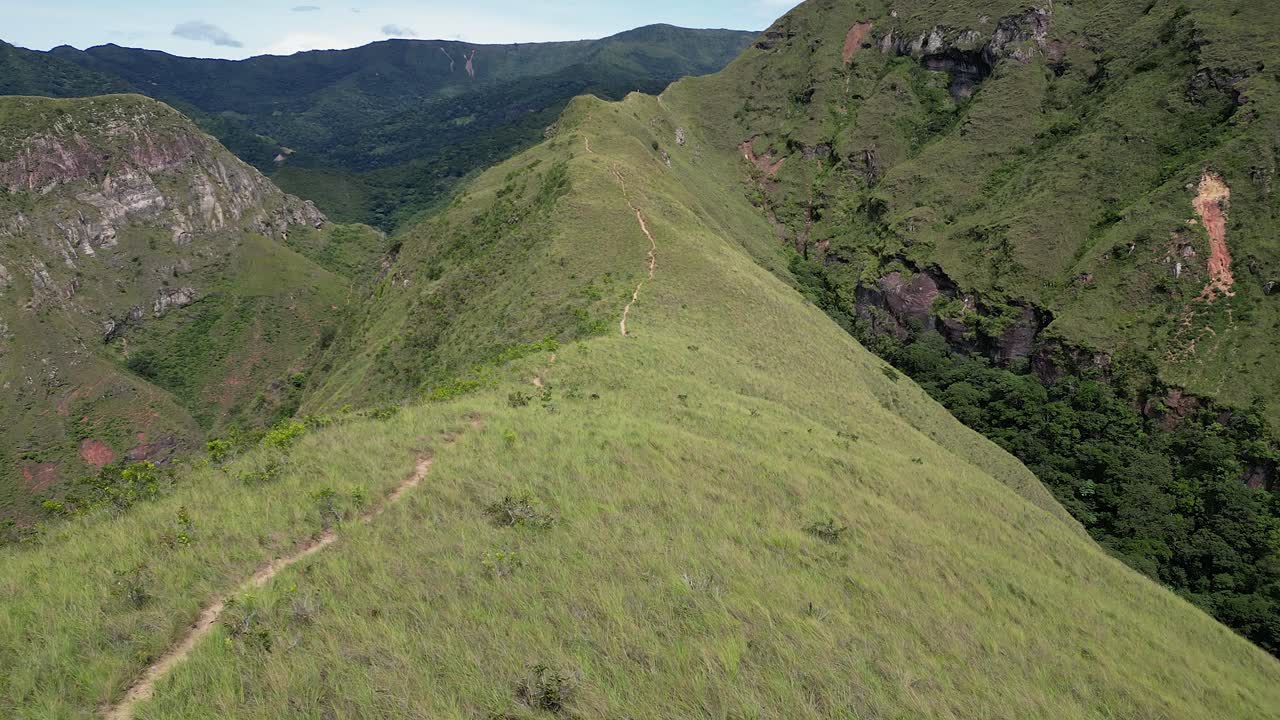 deslizamientos aéreos bajos sobre el estrecho sendero de cresta de la cresta herbácea en los andes de bolivia