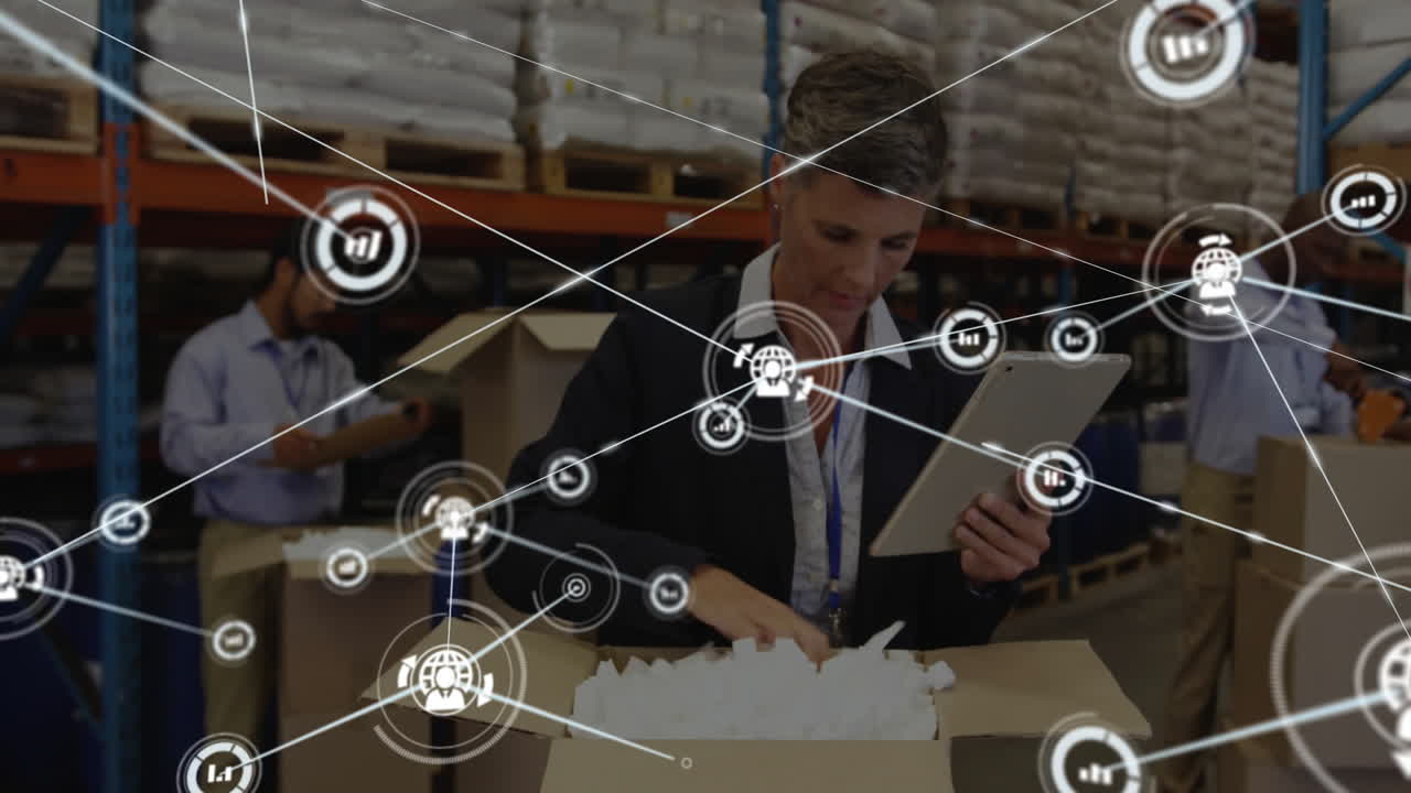 manipulación de paquetes, trabajadores de almacén con conexiones de red y animación de procesamiento de datos