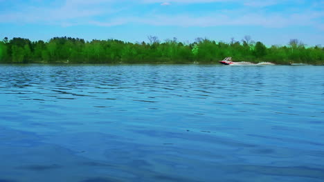 Boot-Mit-Mann-Auf-Wasserskiern.-Flusslandschaft.-Aktive-Erholung-Im-Freien