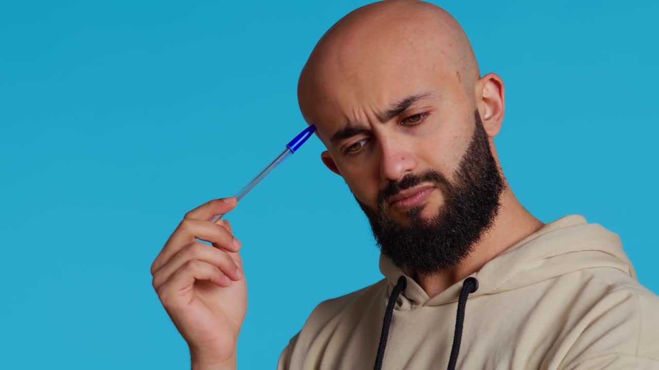 아랍인이 문제의 해결책을 생각하고 있습니다.