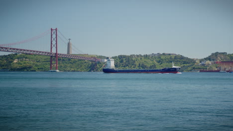 Großes-Frachtschiff,-Das-Im-Fluss-Tejo-In-Lissabon-Vorbeifährt