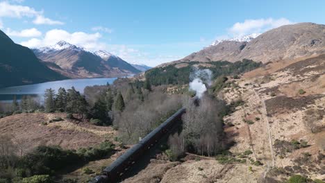 avión no tripulado volando lejos del tren de la máquina de vapor