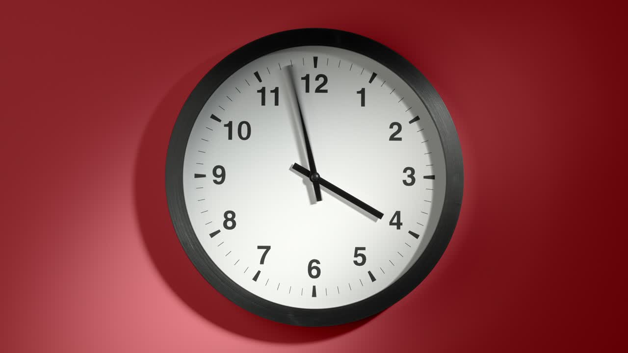 reloj en borgoña cereza roja pared en el lapso de tiempo