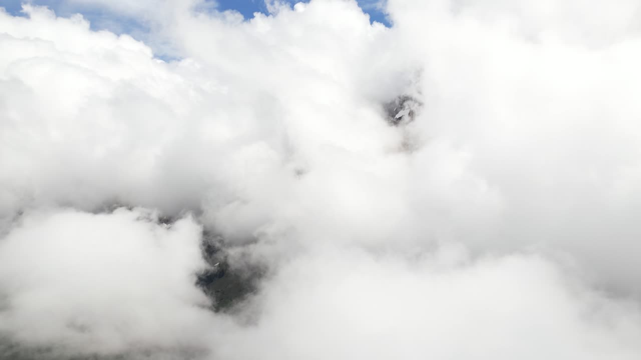 fronalpstock glarus suiza aérea por encima de las nubes mientras rodan en el cielo