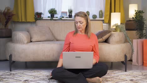 la mujer que mira la computadora portátil está desmotivada y aburrida.