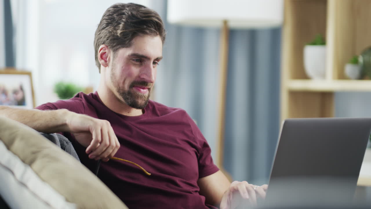 hombre trabajando en una computadora portátil en casa