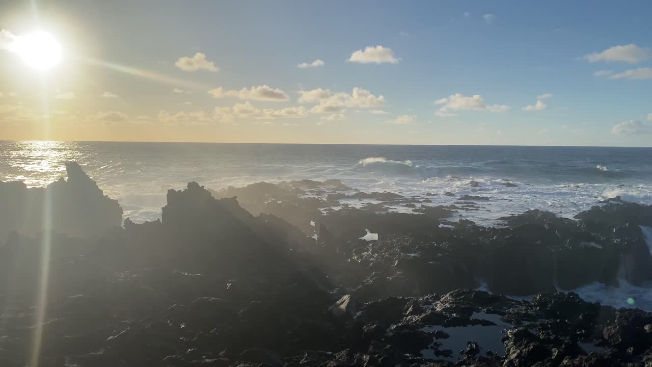vista de los acantilados marinos de la costa y la playa rocosa negra